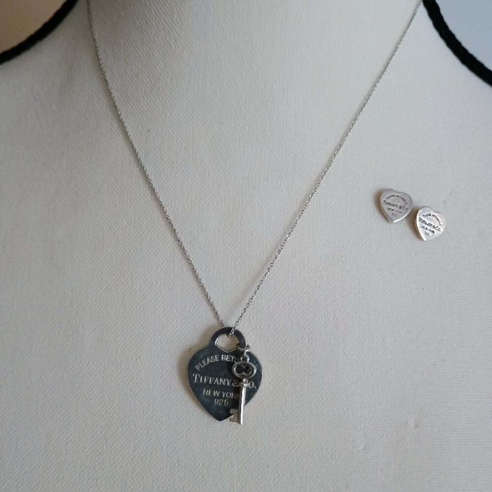TIFFANY & CO STERLING SILVER HEART W/KEY NECKLACE & MATCHING EARRINGS SET
